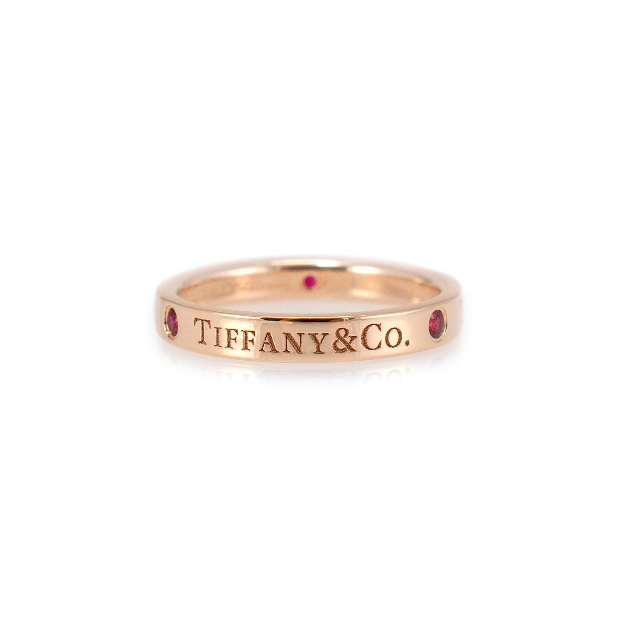 Tiffany & Co. 18 Karat Roségold Verlobungsring mit 3 Rubinen, Signatur im Zustand „Hervorragend“ in Houston, TX