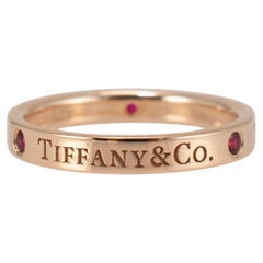 Tiffany & Co. 18 Karat Roségold Verlobungsring mit 3 Rubinen, Signatur