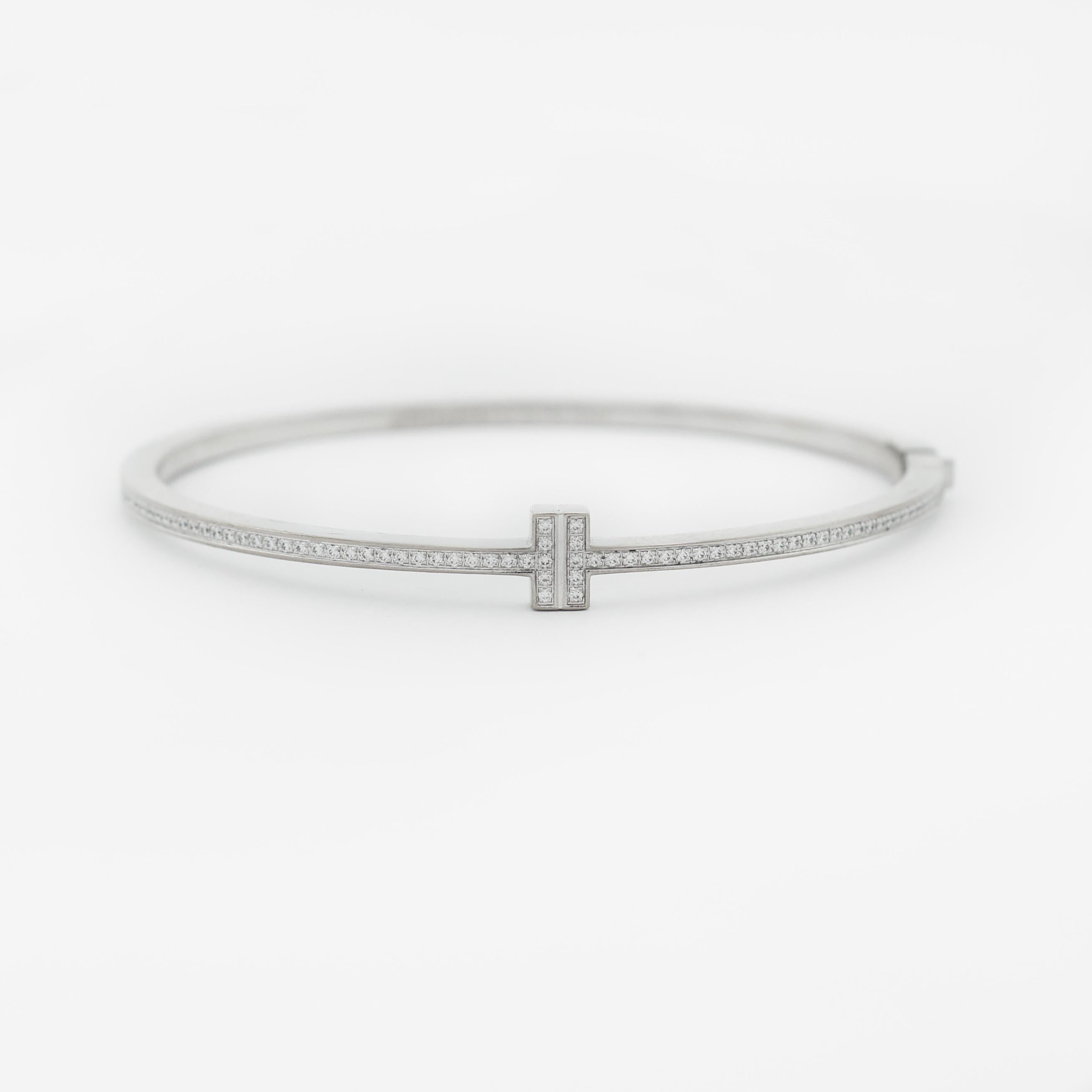 TIFFANY & CO.
Dieses elegante Armreif-Design wird durch ein markantes Mittelmotiv und Diamanten ergänzt. Die ebenso facettenreiche wie ikonische Tiffany T-Kollektion ist eine greifbare Erinnerung an die Verbindungen, die wir fühlen, aber nicht immer