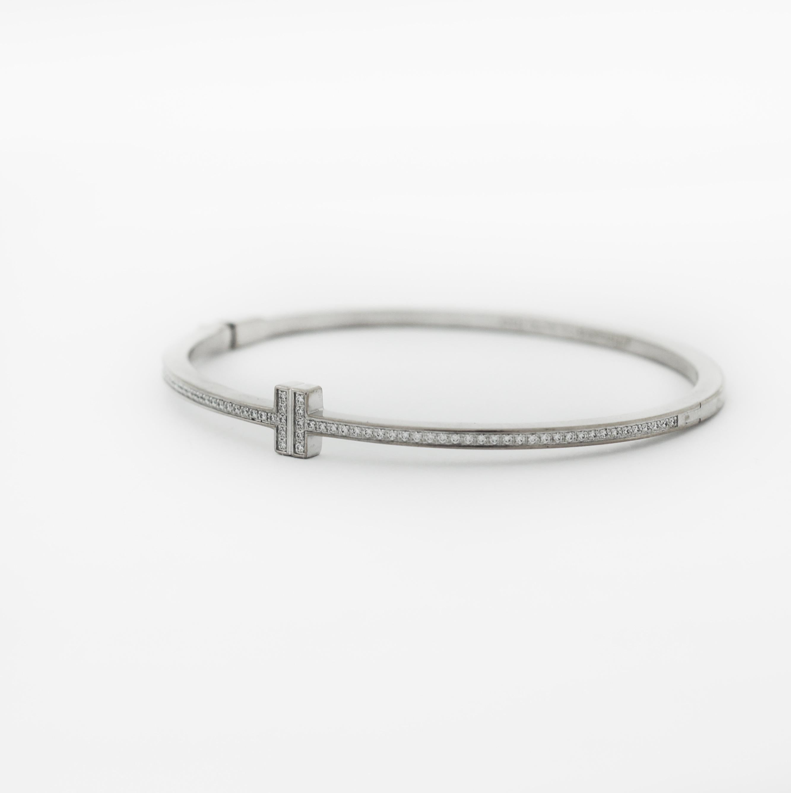 Tiffany & Co. 18K Tiffany T Diamant-Armreif mit Scharnier aus Draht mit Scharnier (Brillantschliff) im Angebot