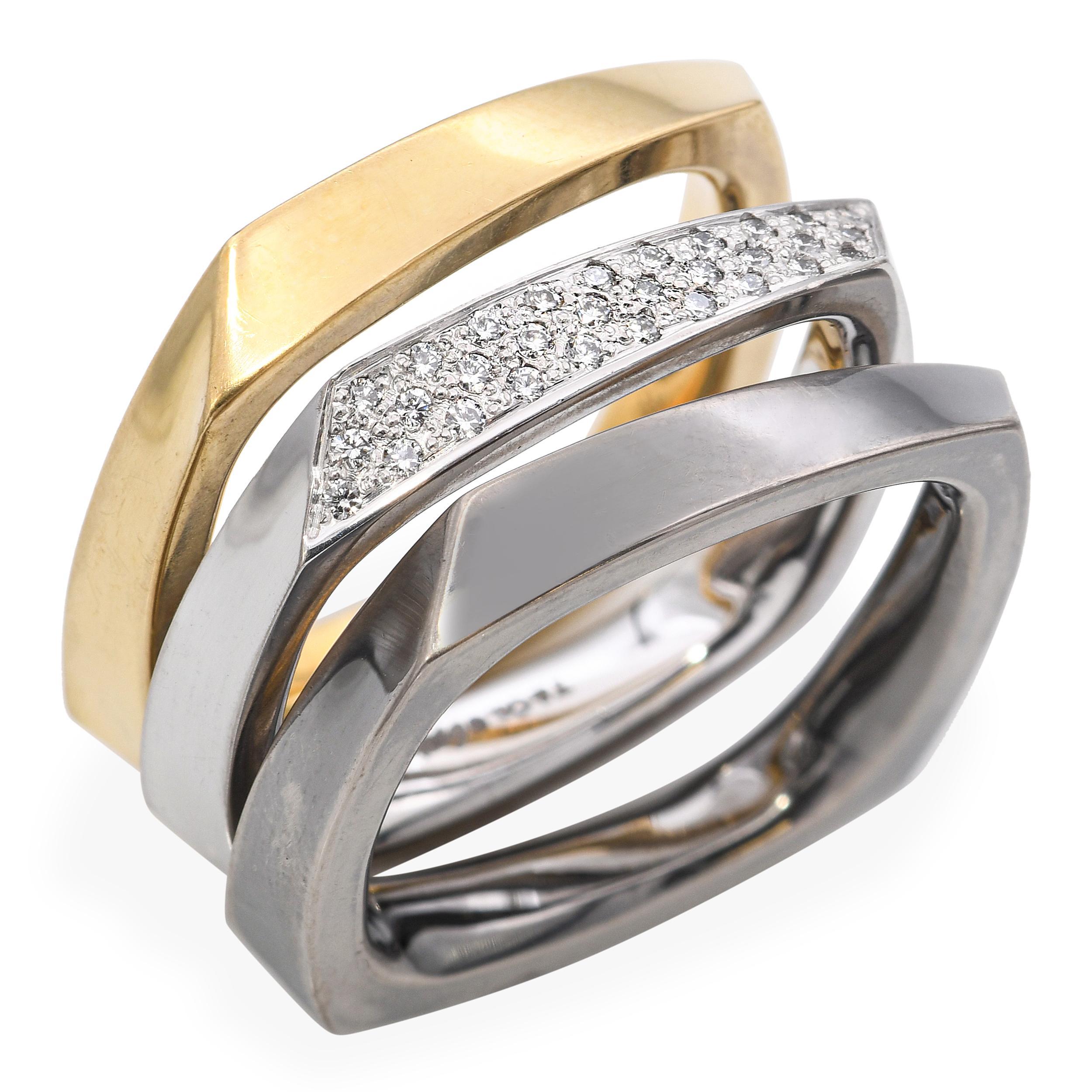 Dieses moderne und skulpturale Ringset wurde von Frank Gehry für Tiffany & Co. entworfen und besteht aus drei ineinander greifenden, quadratischen Ringen. Das Set aus dreifarbigem 18-karätigem Gold kombiniert warme und kühle Töne für einen kühnen