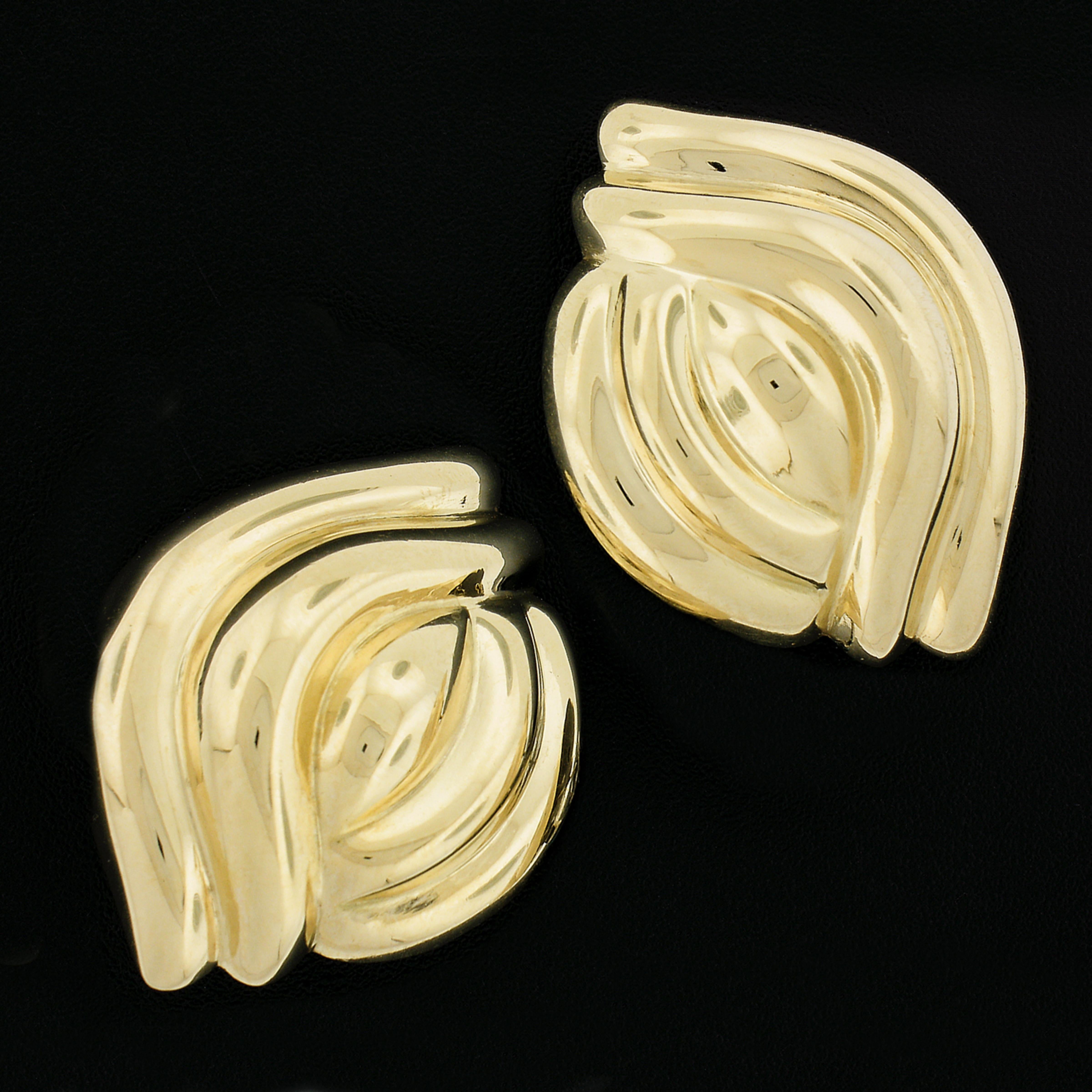 Material: Solid 18K Yellow Gold w/ White Gold Backs (Solid Gold Hollow Design)
Weight: 16.32 Grams
Backing: Posts w/ Omega Closures (Pierced ears are required.)
Width: 25.8mm (1