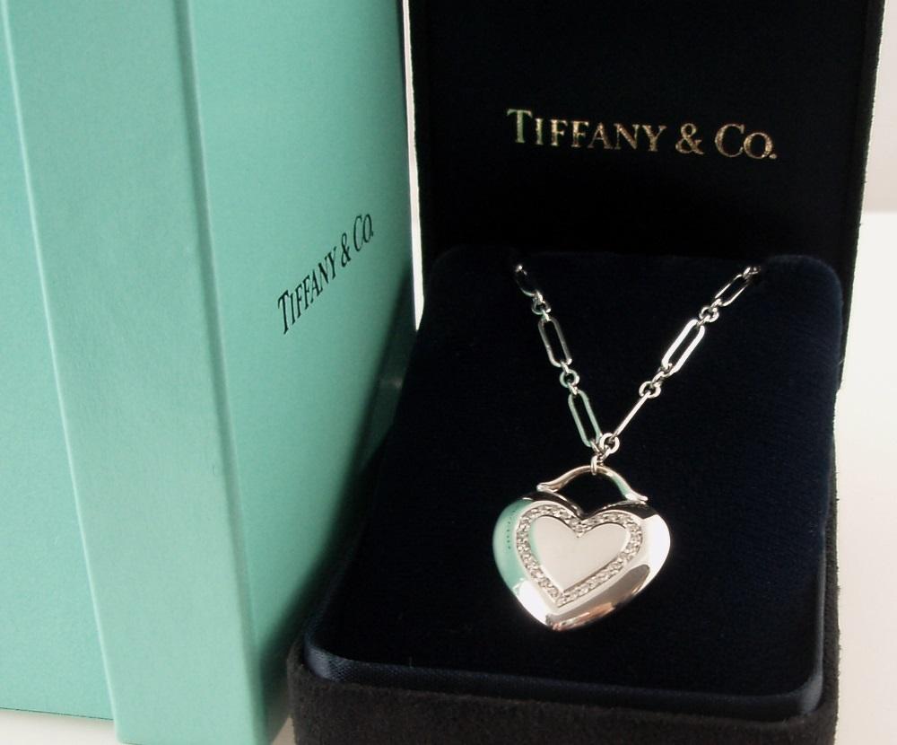 Round Cut TIFFANY & Co. 18K White Gold .17ct Diamond Heart Pendant Necklace For Sale