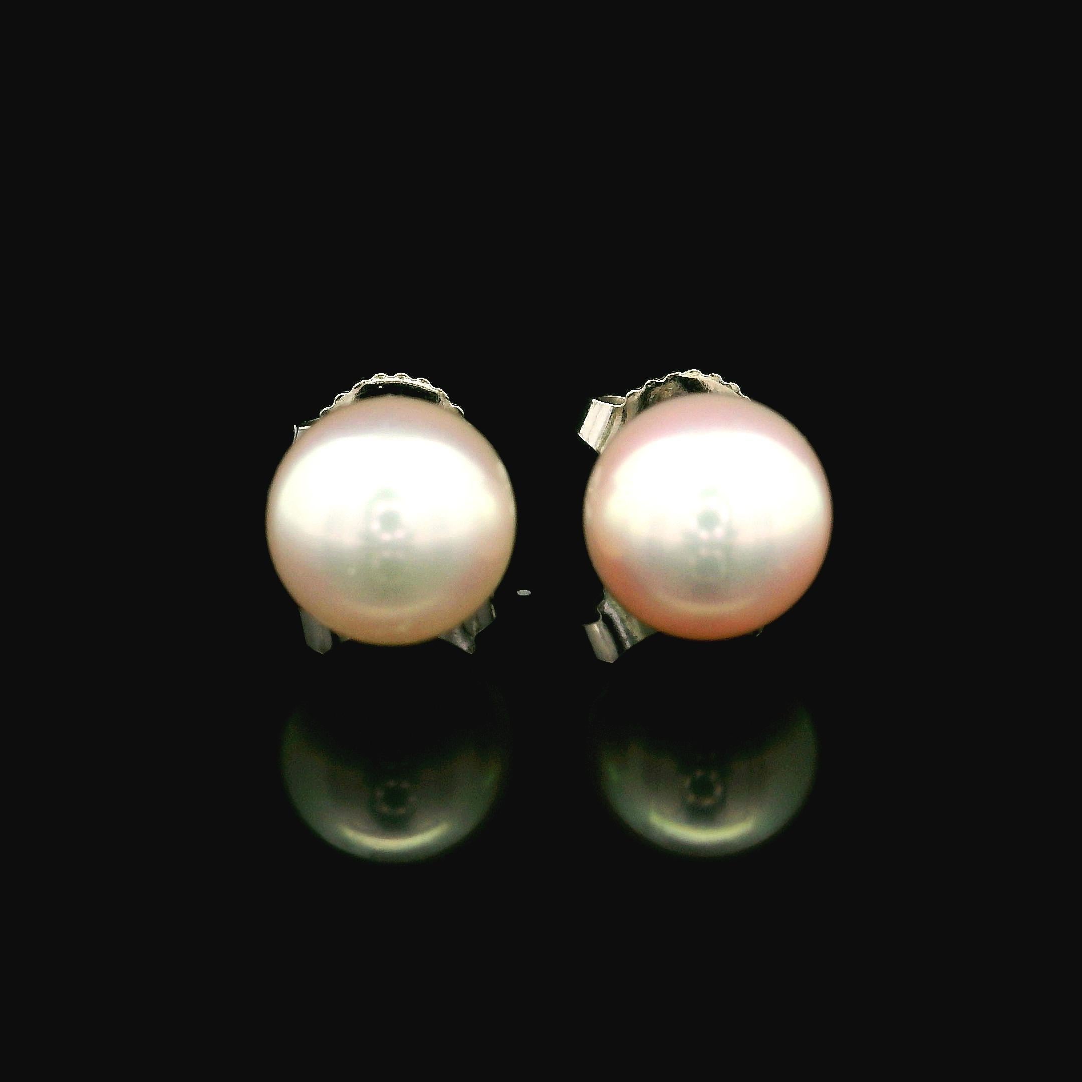 --Pietre: --
(2) Perle di coltura autentiche - Forma rotonda - Colore bianco con sfumature rosa  7,4 mm ciascuno (circa)

Materiale: Oro bianco massiccio 18k
Peso: 2.04 grammi
Fondello: Ponti con chiusura a farfalla (è necessario avere un piercing