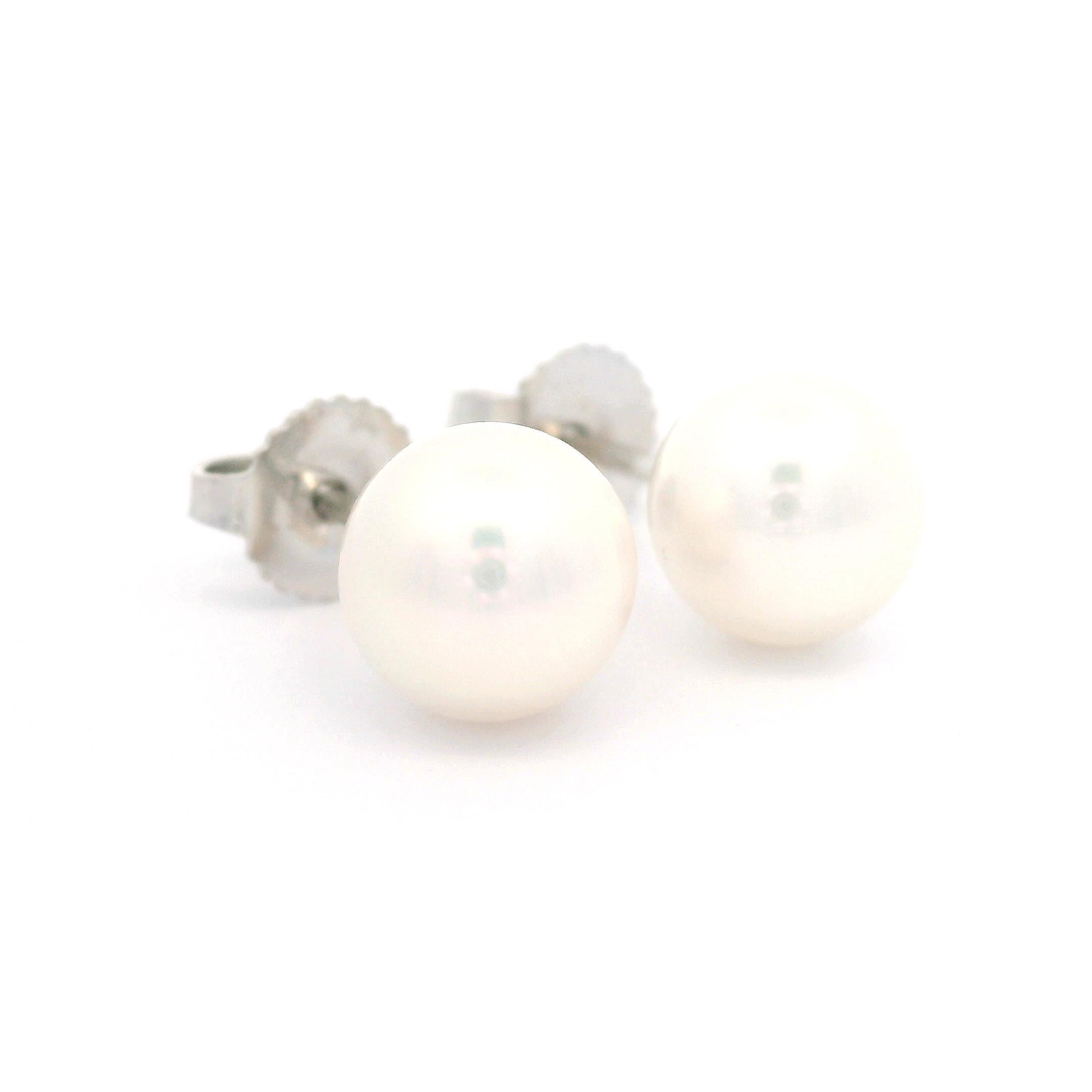 Tiffany & Co. Orecchini classici con perla da 7,4 mm in oro bianco 18k con astuccio originale in vendita 2