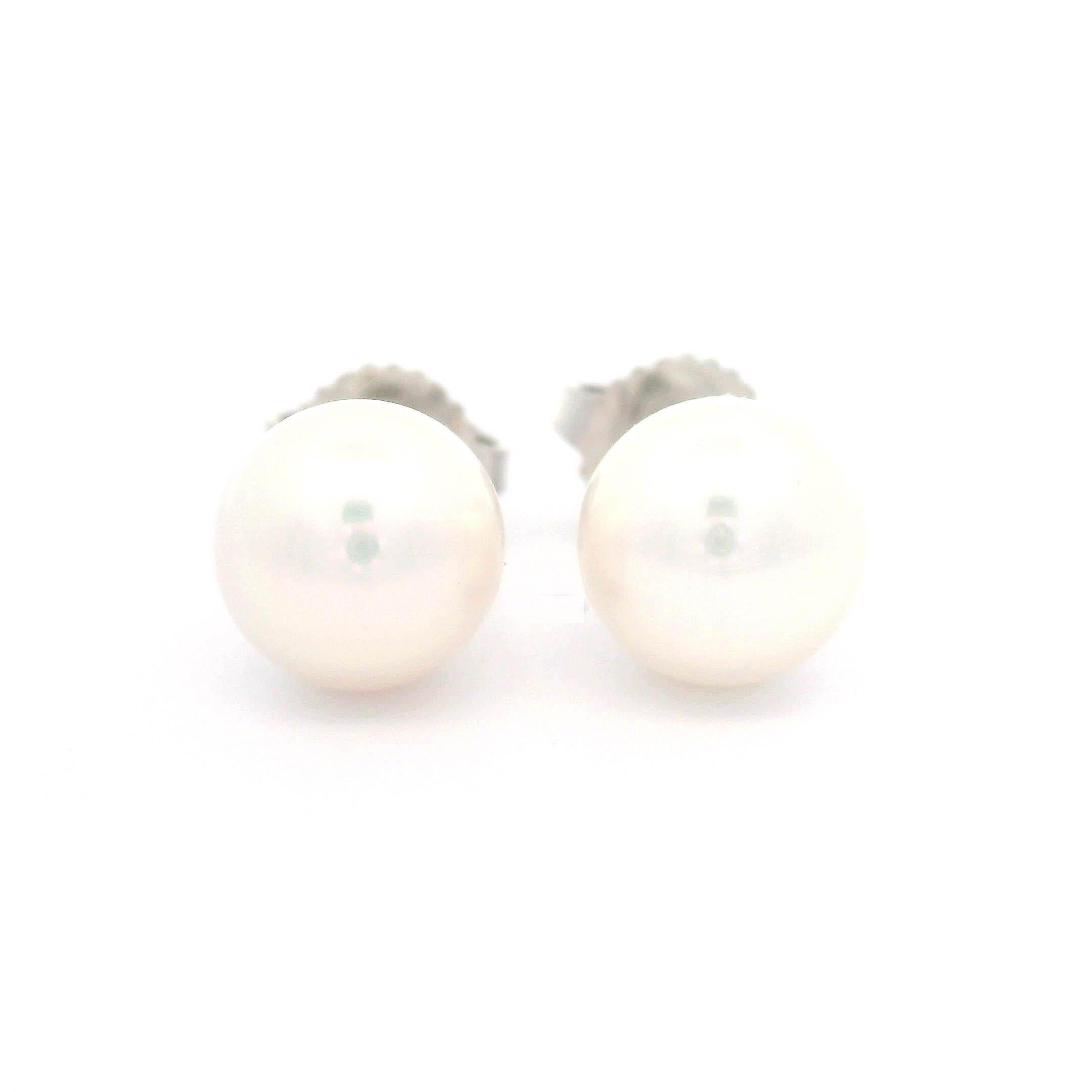 Tiffany & Co. Orecchini classici con perla da 7,4 mm in oro bianco 18k con astuccio originale in vendita 4
