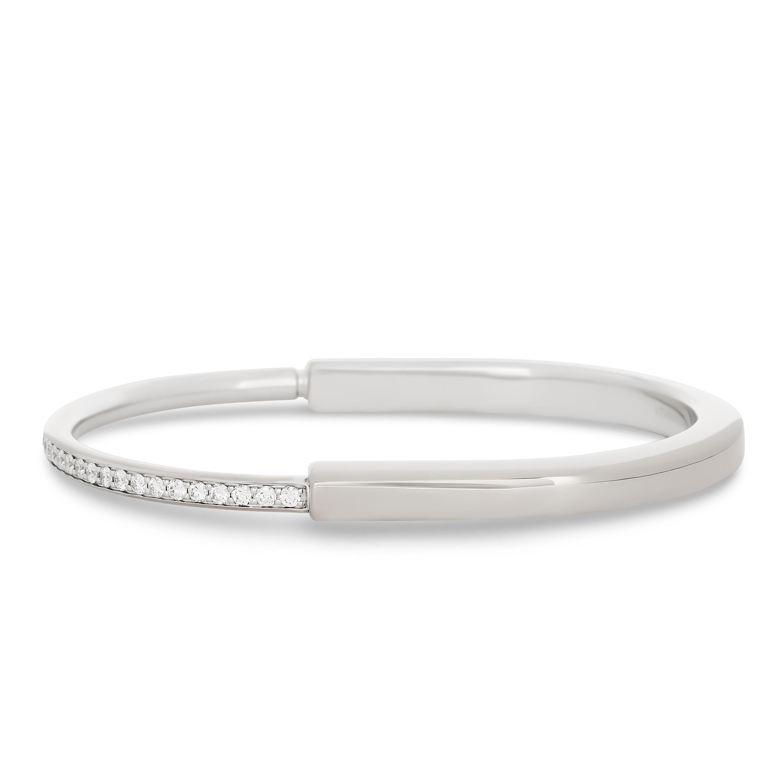 Tiffany & Co. 18K White Gold Diamond Lock Bangle Bracelet Corte redondo en venta