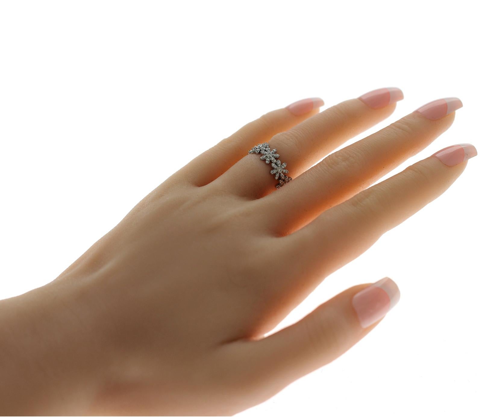 18 Karat Weißgold Diamant Metro Gänseblümchenband Ring von Tiffany & Co. (Rundschliff) im Angebot