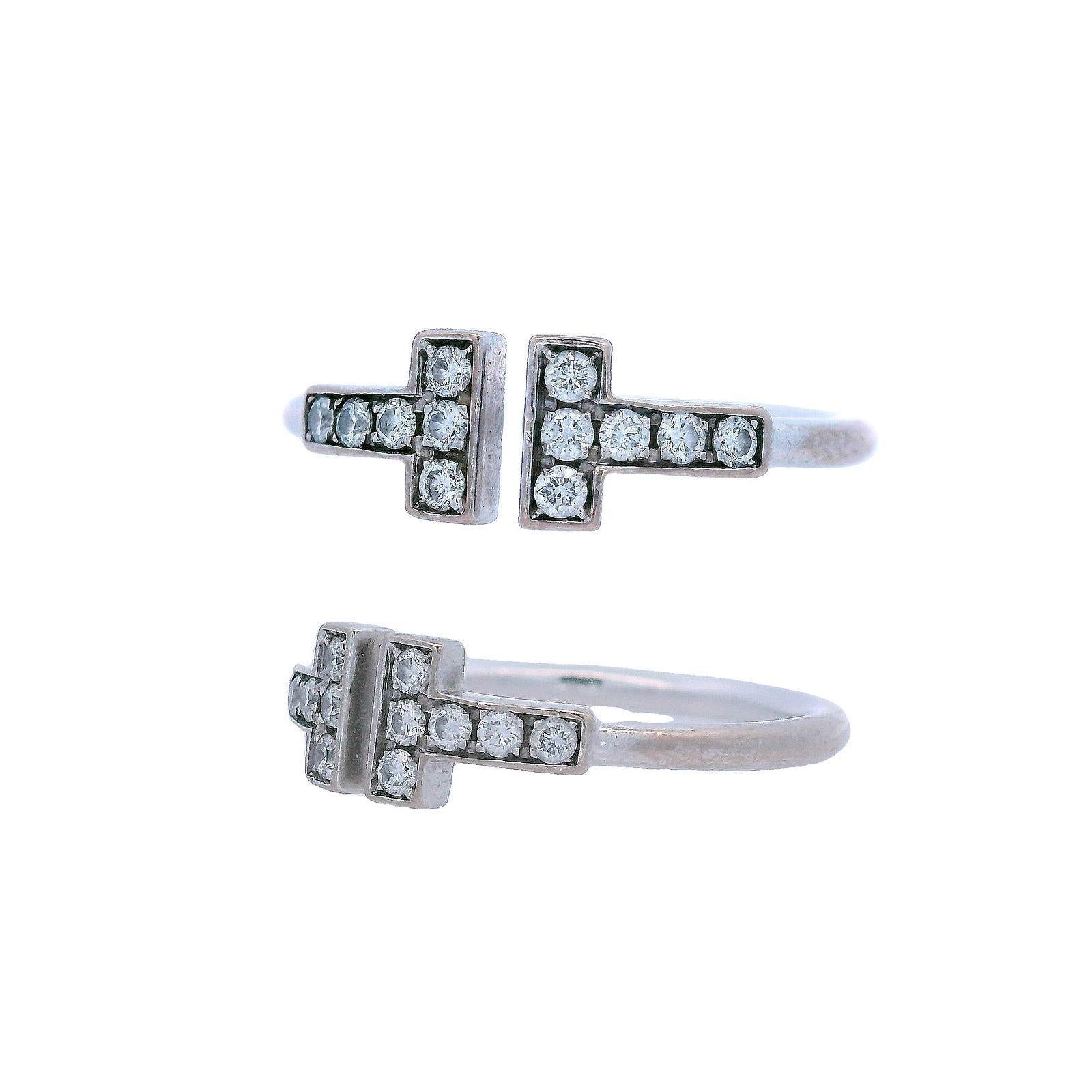 Femenino o masculino Tiffany & Co. 18k White Gold Diamond T Wire Ring en venta