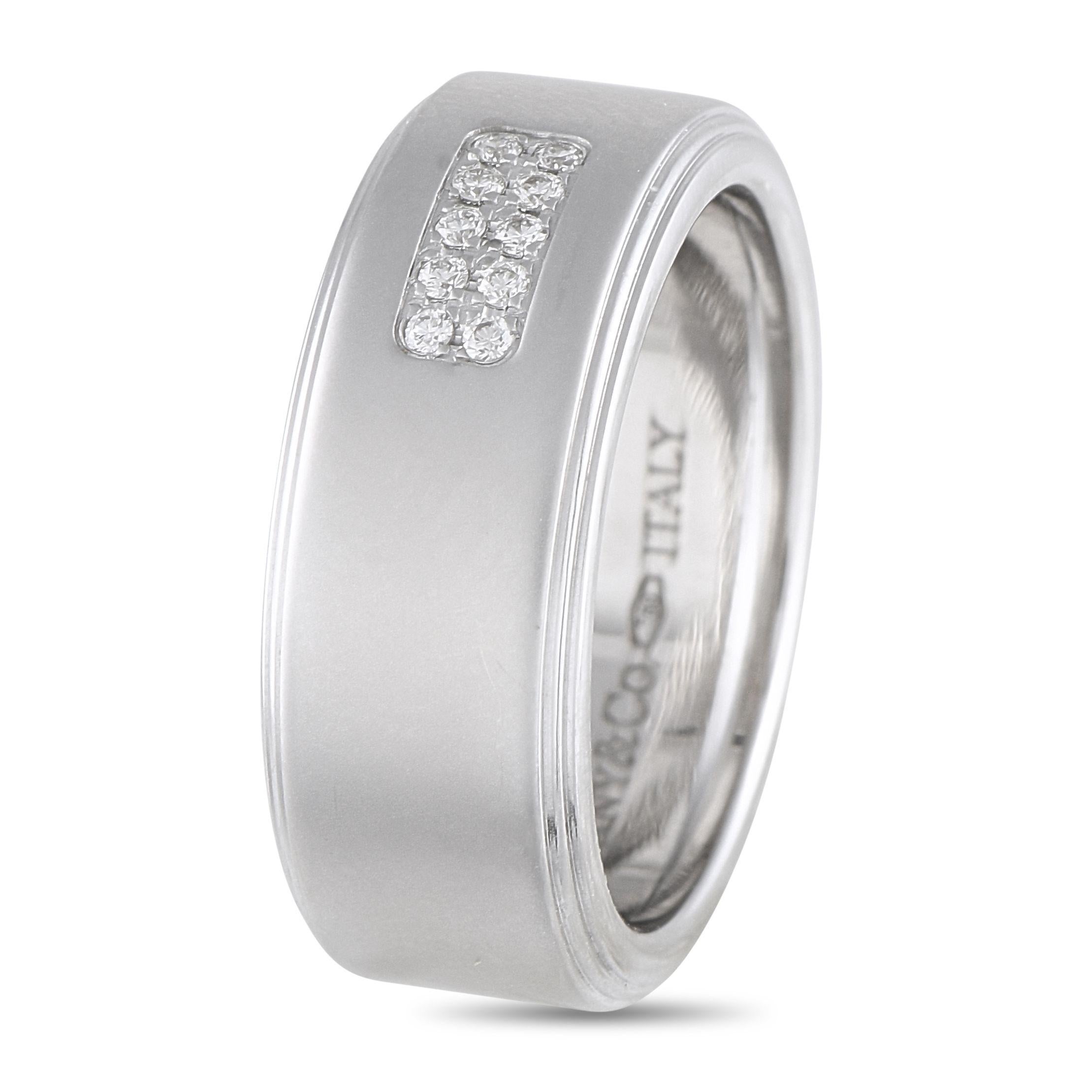 Un anello dal design audace che simboleggia una promessa senza tempo. Questo anello a fascia larga di Tiffany & Co. è un'ottima fede nuziale. Presenta un ampio profilo da 10 mm con bordi scanalati per un aspetto strutturato. Al centro si trova un