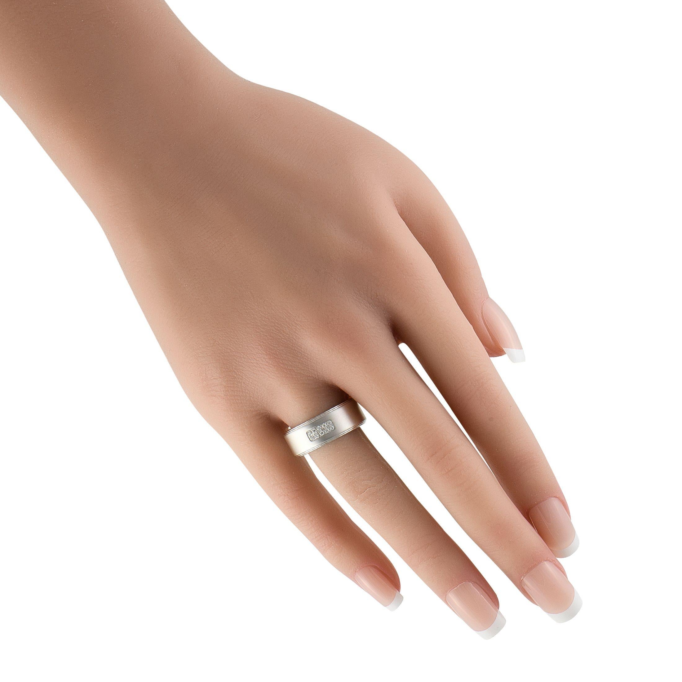 Taglio rotondo Anello a fascia larga con diamanti in oro bianco 18 carati di Tiffany & Co. in vendita