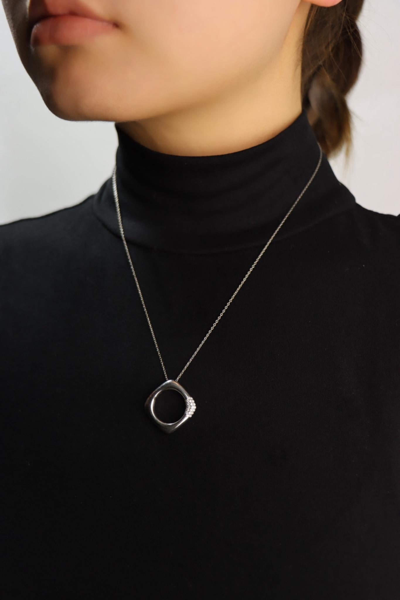 Collana con ciondolo quadrato con diamanti in oro bianco 18 carati di Tiffany & Co.
Contrassegnato:
750
TIFFANY & Co.

Dimensioni approssimative:
47 cm (lunghezza della catena) 
2,3 cm (lunghezza)
2,3 cm (larghezza)
9,1 grammi di peso.