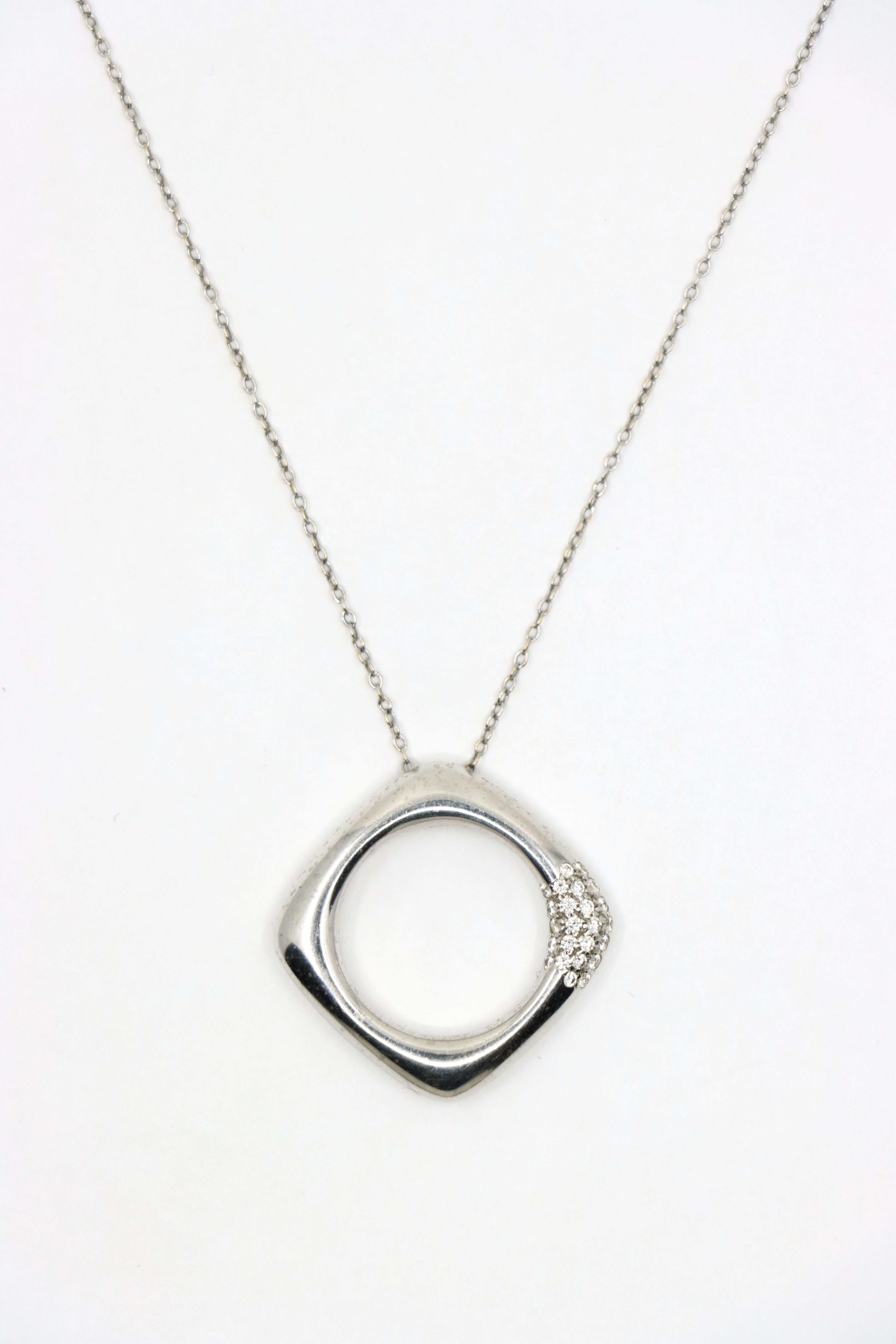 Collana con ciondolo quadrato con diamanti in oro bianco 18 carati di Tiffany & Co. In condizioni buone in vendita a Flushing, NY