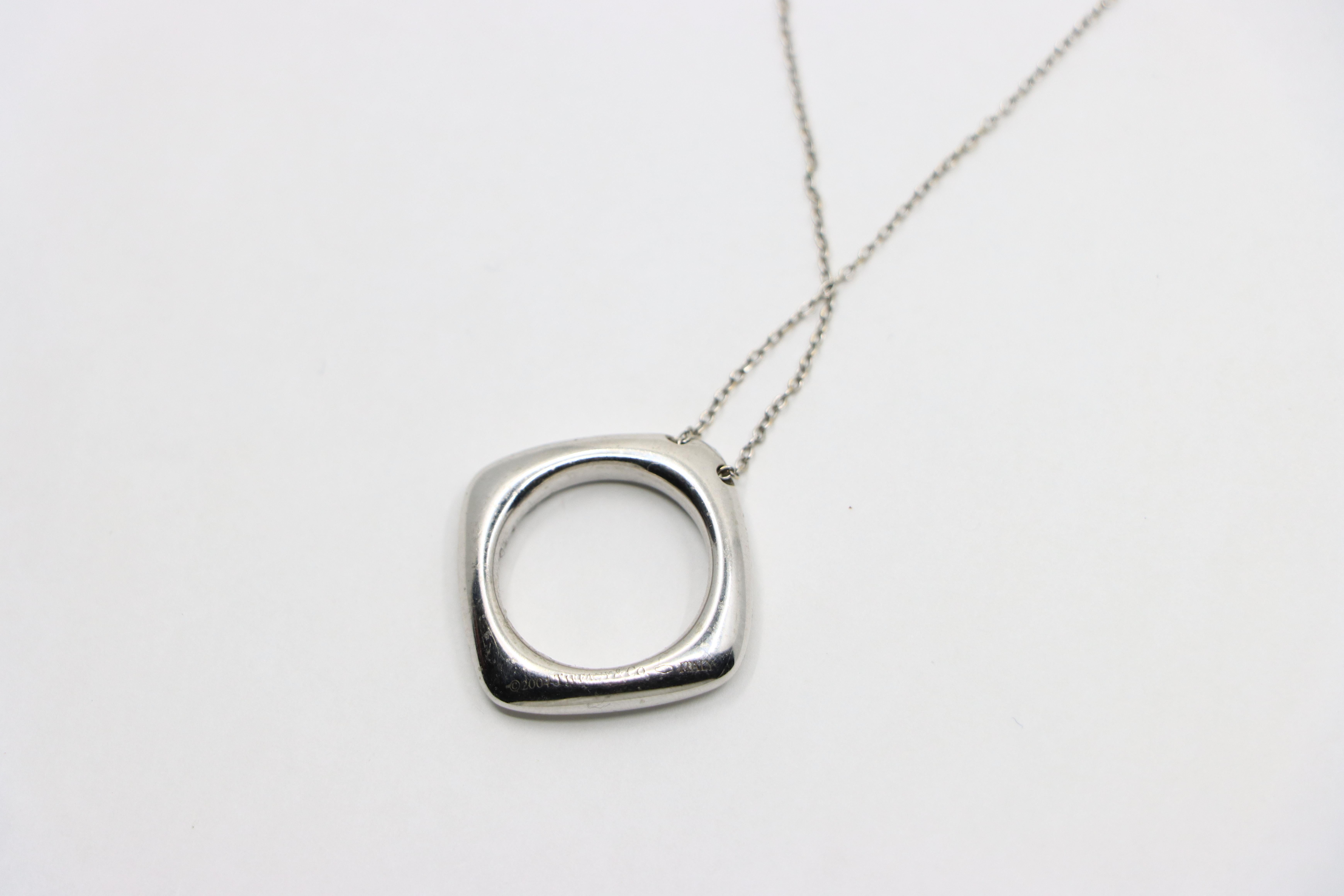 Collana con ciondolo quadrato con diamanti in oro bianco 18 carati di Tiffany & Co. in vendita 2