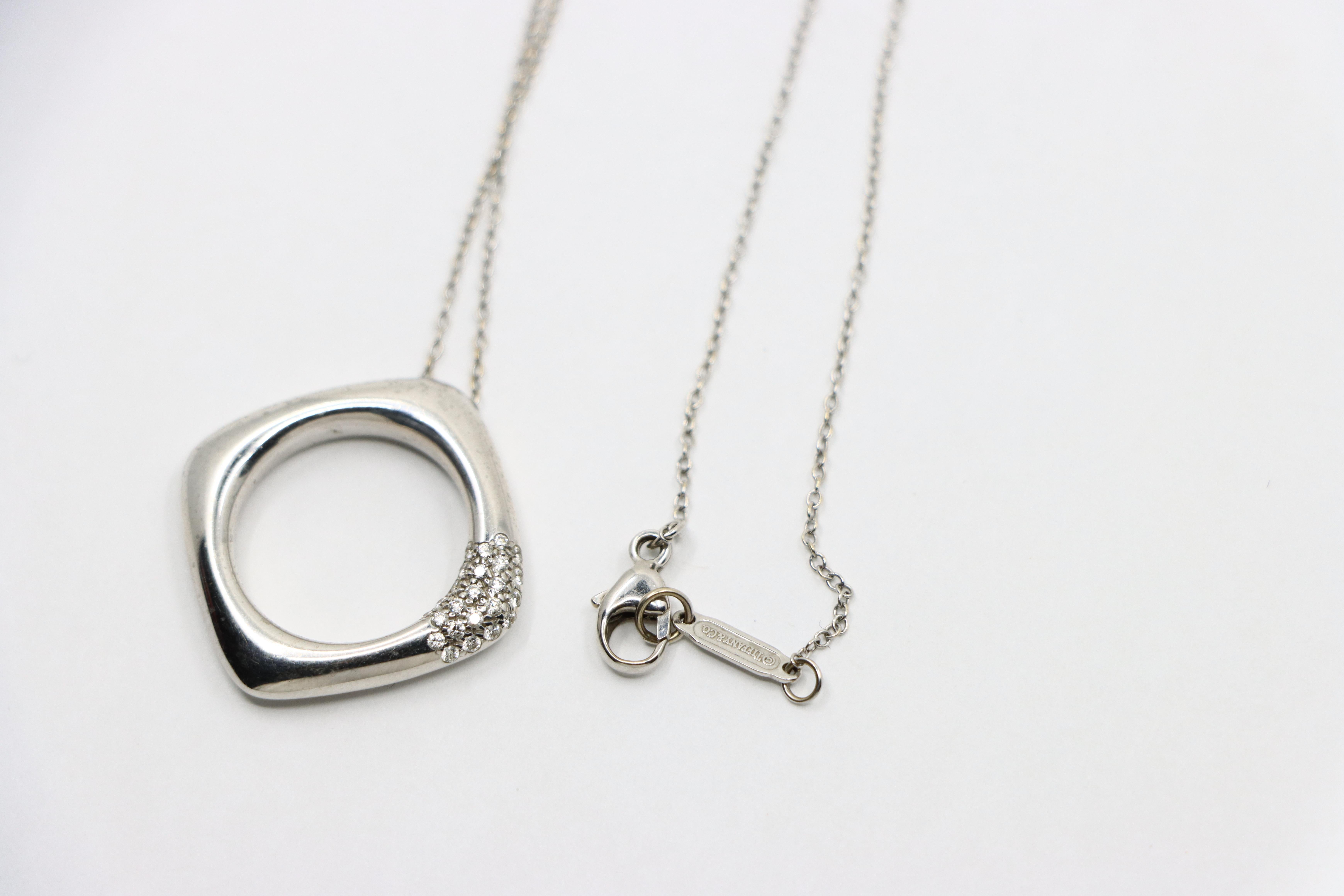 Collana con ciondolo quadrato con diamanti in oro bianco 18 carati di Tiffany & Co. in vendita 4