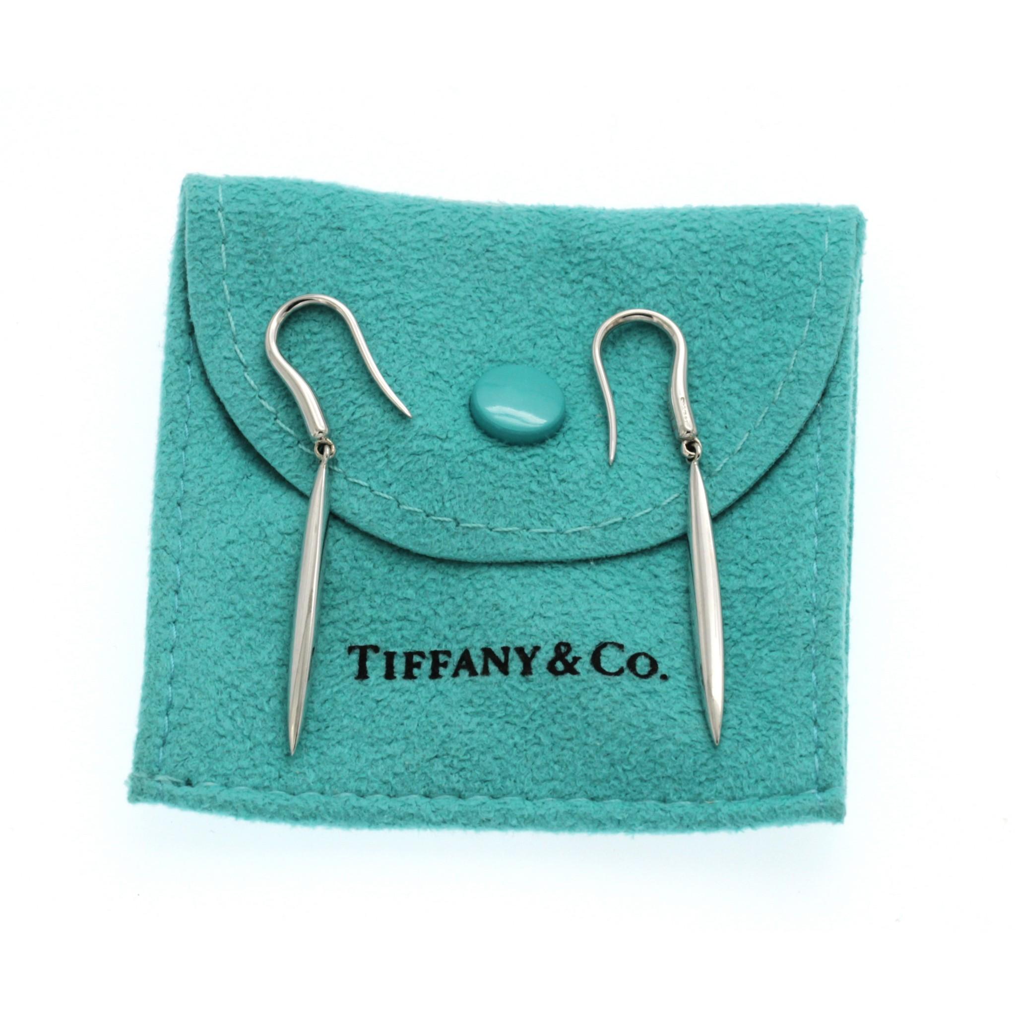 Tiffany & Co. Pendants d'oreilles en forme de crochet en or blanc 18 carats avec plumes Excellent état - En vente à Los Angeles, CA