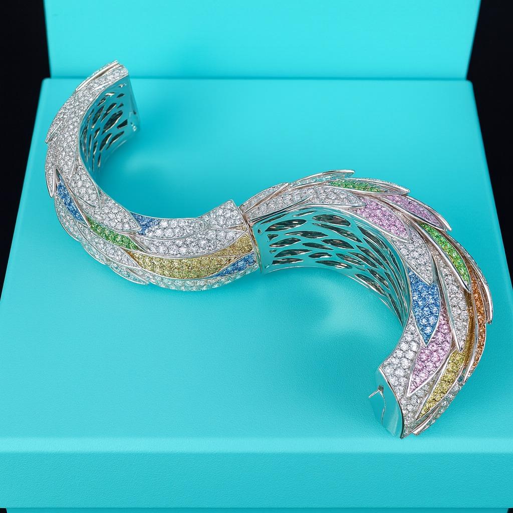 Tiffany & Co. 18k Weißgold Gefiederter Mantel Diamant, Granat und Saphir Armband (Rundschliff) im Angebot