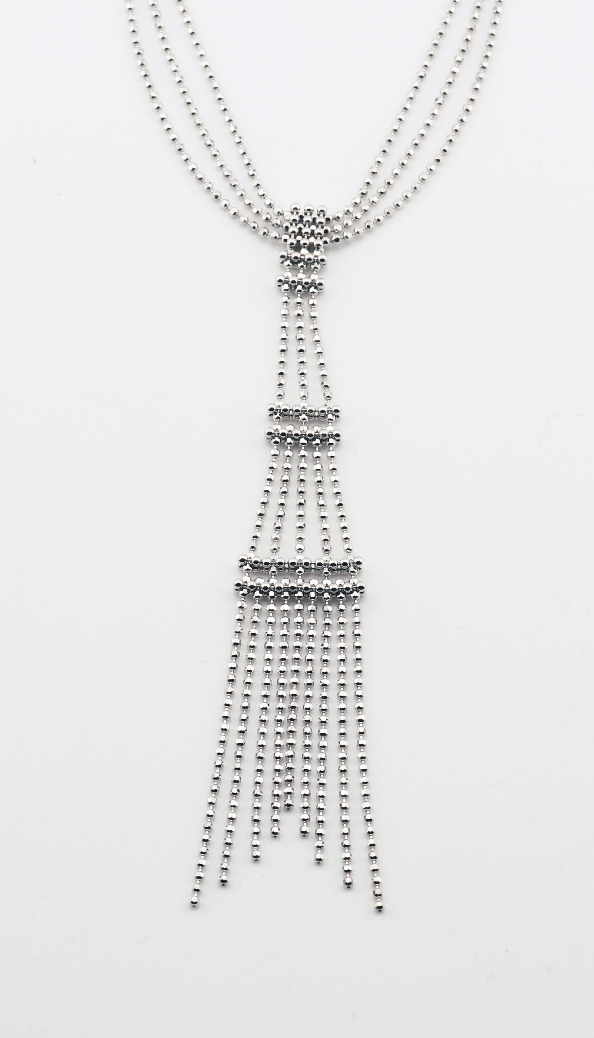 Elegante, fluida e inconfondibilmente sofisticata, la collana con frange in oro bianco Tiffany 18k è una masterclass del lusso contemporaneo. Realizzato in radioso oro bianco 18 carati, questo pezzo forte presenta un motivo di nappe a frange