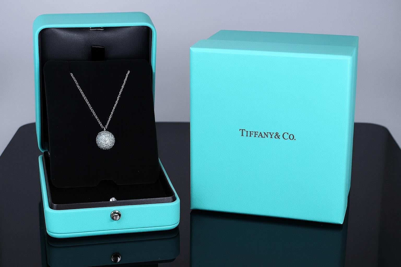 Moderne Tiffany & Co. Collier à pendentifs en or blanc 18 carats pavé de diamants Ball en vente