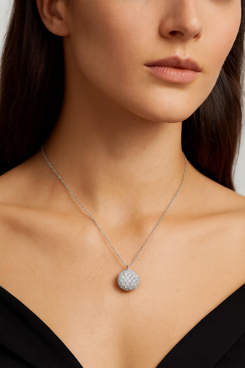 Taille ronde Tiffany & Co. Collier à pendentifs en or blanc 18 carats pavé de diamants Ball en vente