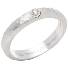 Tiffany &Co Anillo de diamantes solitario Paloma Picasso de oro blanco de 18 quilates con acabado martillado