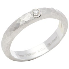 Tiffany &Co Bague solitaire Paloma Picasso en or blanc 18 carats avec finition martelée et diamants