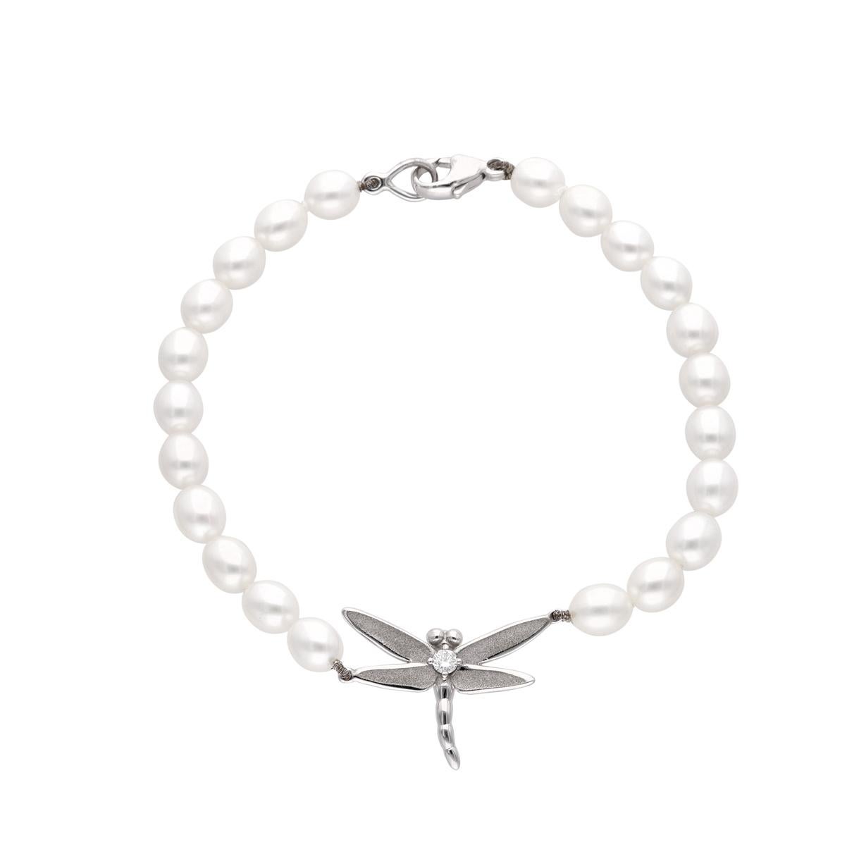 Bracciale Dragonfly con perle e diamanti in oro bianco 18 carati TIFFANY & Co.

Metallo: oro bianco 18 carati
Peso: 9.60 grammi
Lunghezza: 7,5
Diamante: 1 diamante tondo brillante, peso totale 0,05 carati circa.
Perle: 22 perle d'acqua dolce
Marchio