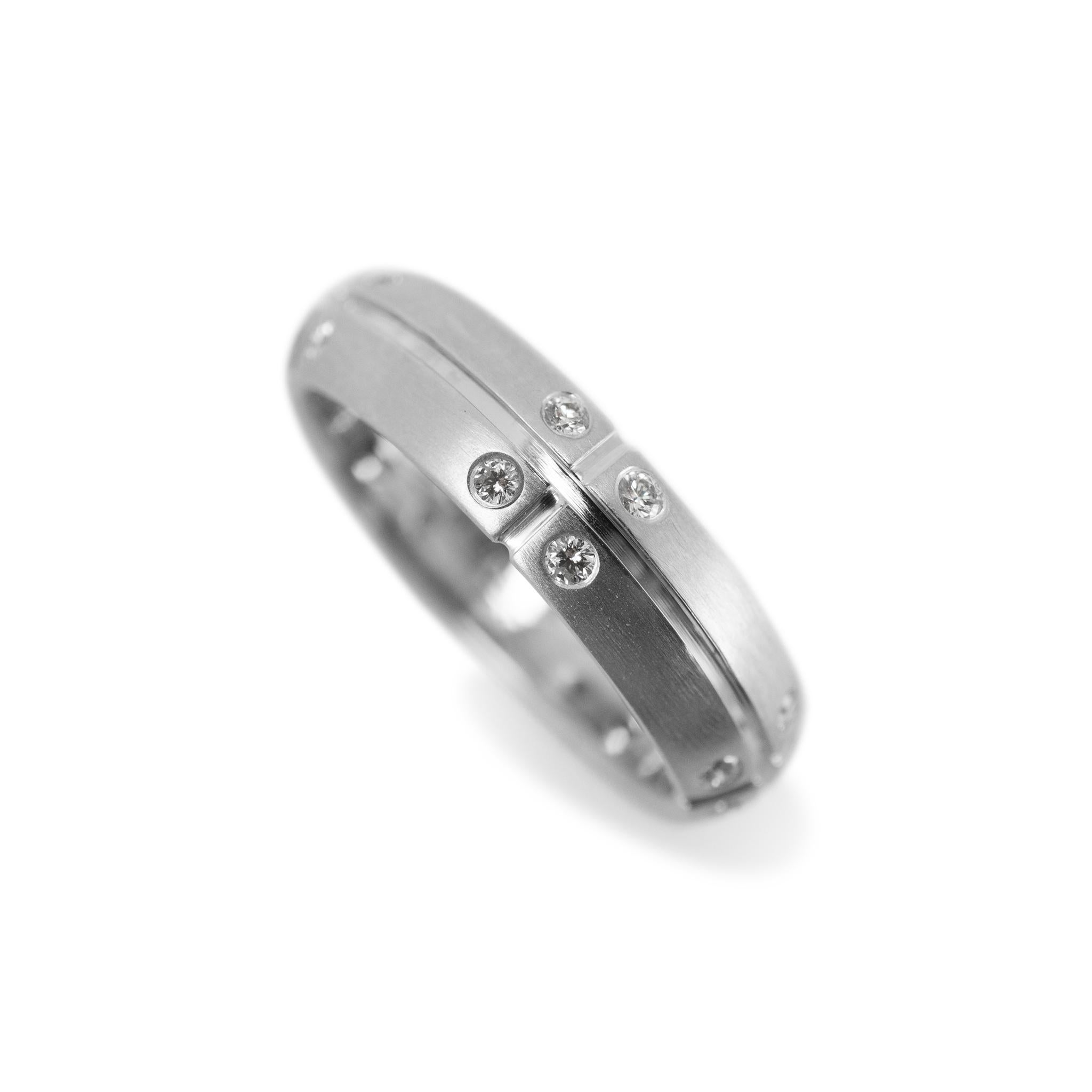 Marque : Tiffany & Co.

Genre : Mesdames

Type de métal : Or blanc 18K

Taille de l'anneau : 5.5

Largeur : 4,65 mm

Poids : 5.69 grammes

Un bracelet pour dame en or blanc 18 carats avec diamants, avec une tige carrée souple. Le métal a été testé