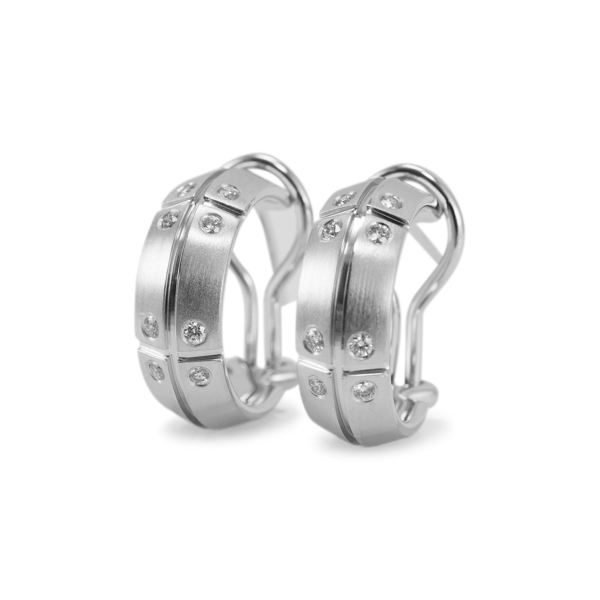 Marchio: Tiffany & Co.

Genere: Donna

Tipo di metallo: oro bianco 18K

Larghezza: 6.00 mm

Diametro: 17,45 mm

Peso: 10,35 grammi

Un paio di orecchini a cerchio da donna in oro bianco 18 carati con diamanti. Il metallo è stato testato ed è