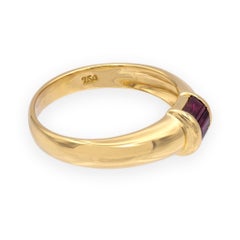Tiffany & Co. 18K Y Gold Drei-Stein-Baguette Rubin Kanal-Set Domed Band Ring