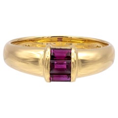 Tiffany & Co. 18K Y Gold Drei-Stein-Baguette Rubin Kanal-Set Domed Band Ring