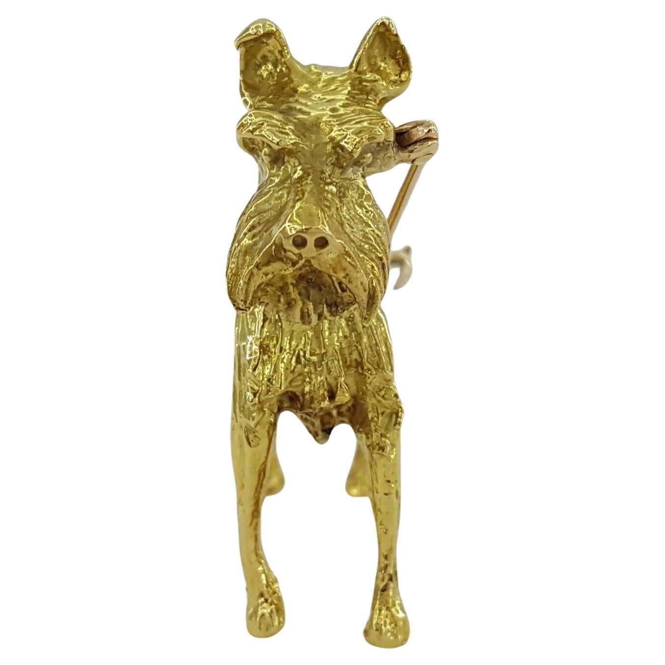 Broche / épingle Vintage Tiffany & Co. en or jaune 18 carats représentant un chien terrier.



La broche pèse 28,8 grammes, 47 mm de large et 41 mm de haut.



La broche est estampillée 