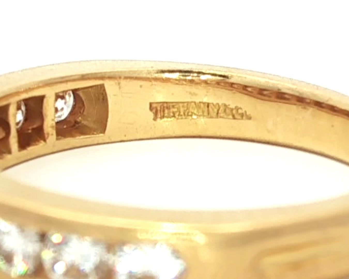 Anello a fascia con diamanti incastonati Tiffany & Co. in oro giallo 18 carati da 0,35 ct. in vendita 9