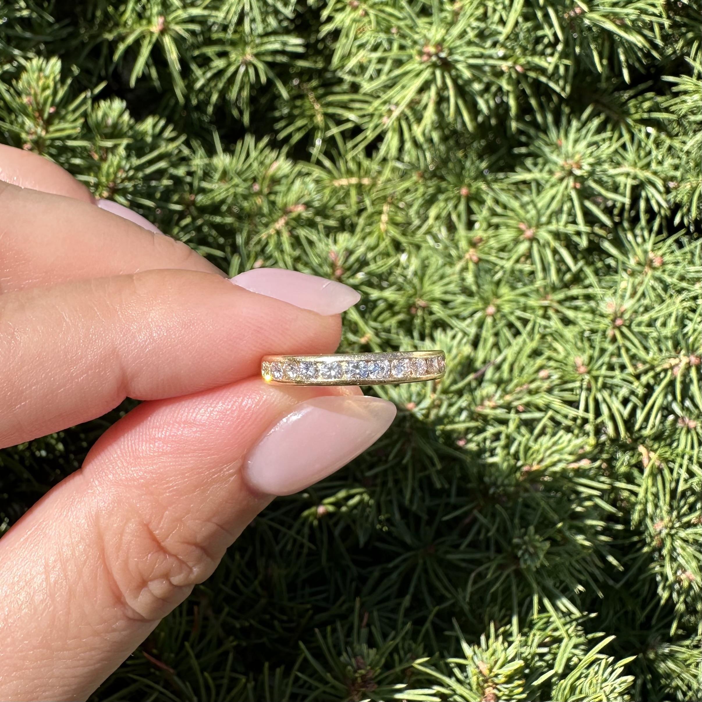 Anello a fascia con diamanti incastonati Tiffany & Co. in oro giallo 18 carati da 0,35 ct. in vendita 12