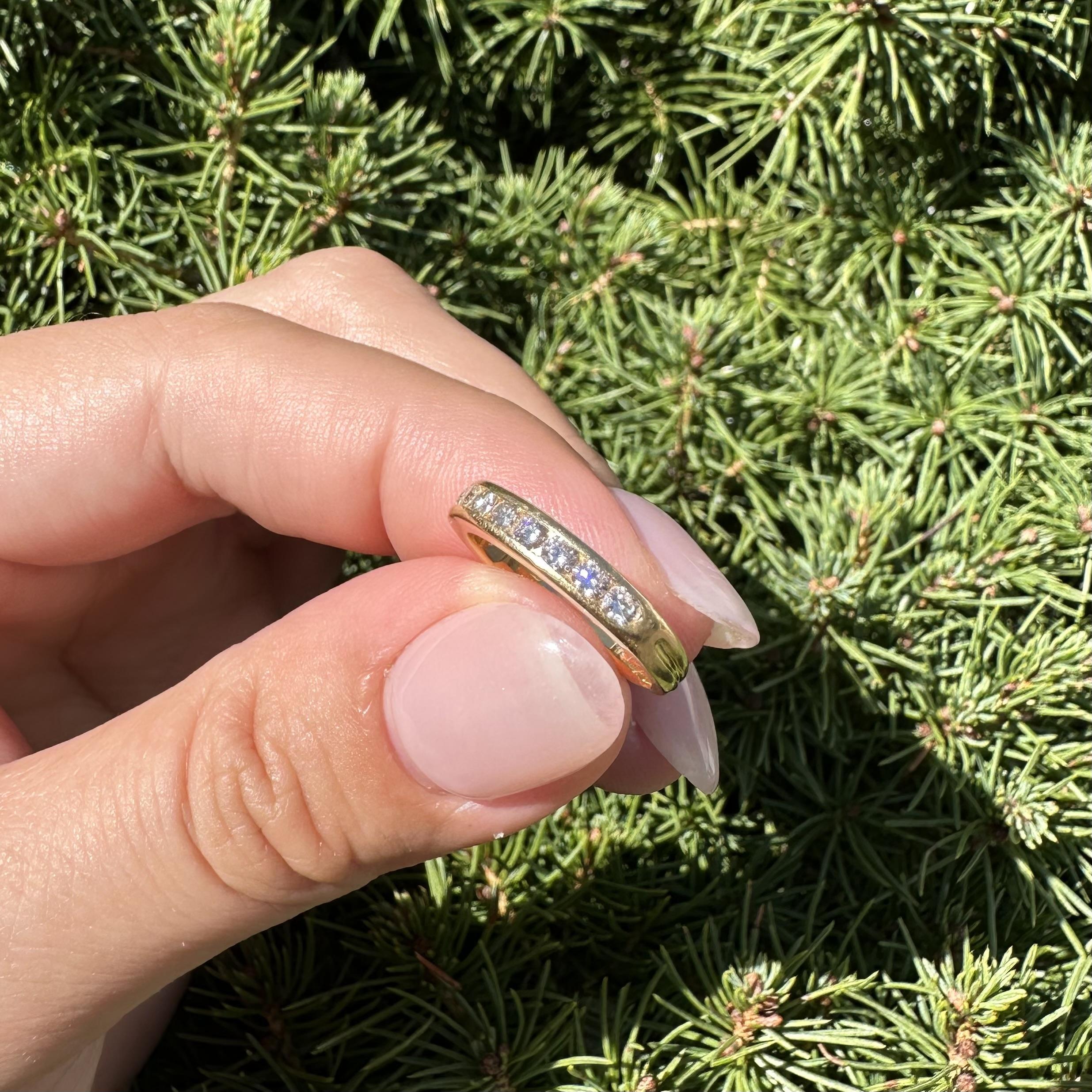 Anello a fascia con diamanti incastonati Tiffany & Co. in oro giallo 18 carati da 0,35 ct. in vendita 13