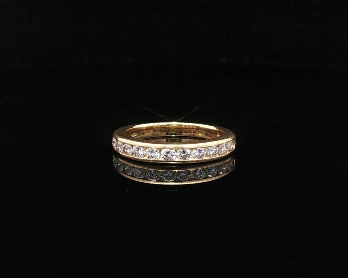 --Pietre: --
(11) Diamanti naturali autentici - Taglio rotondo Brilliante - Incastonatura a canale - Massima qualità - Diamanti Whiting - Puliti - 0,35ctw (circa)
Peso totale in carati: 0,35 (circa)

Materiale: Oro giallo massiccio 18k
Peso: 3.04