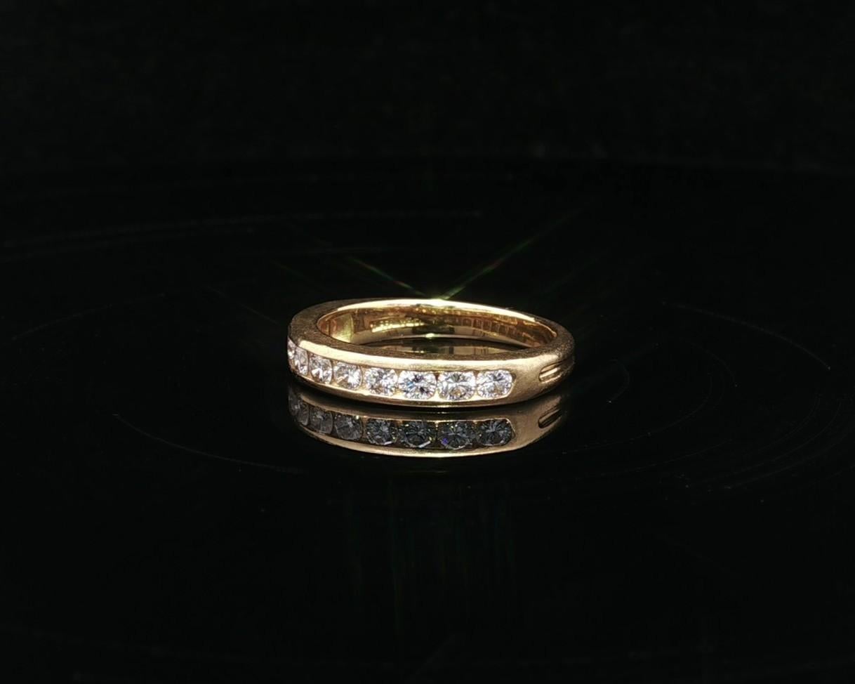 Taglio brillante Anello a fascia con diamanti incastonati Tiffany & Co. in oro giallo 18 carati da 0,35 ct. in vendita