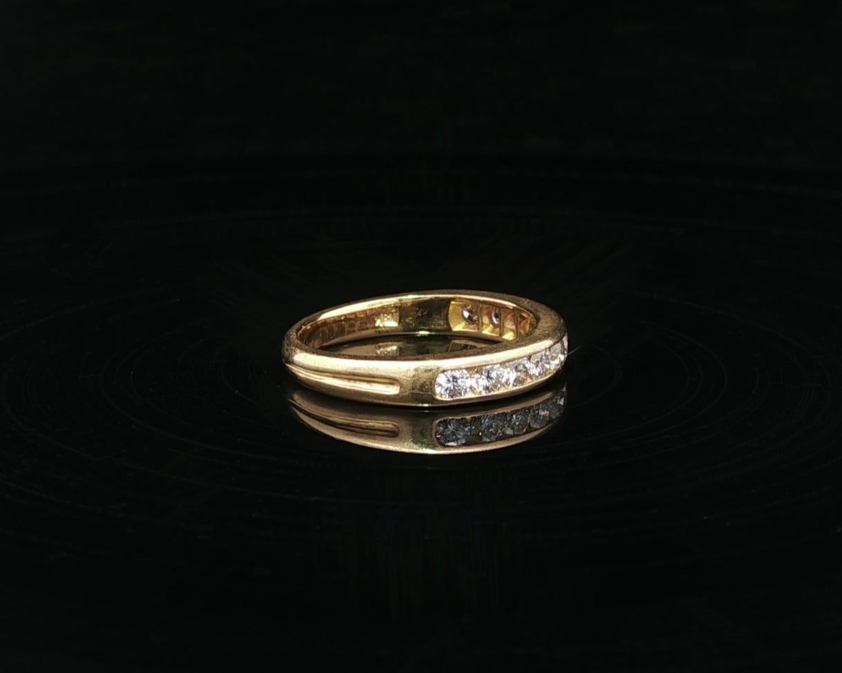 Anello a fascia con diamanti incastonati Tiffany & Co. in oro giallo 18 carati da 0,35 ct. in vendita 1