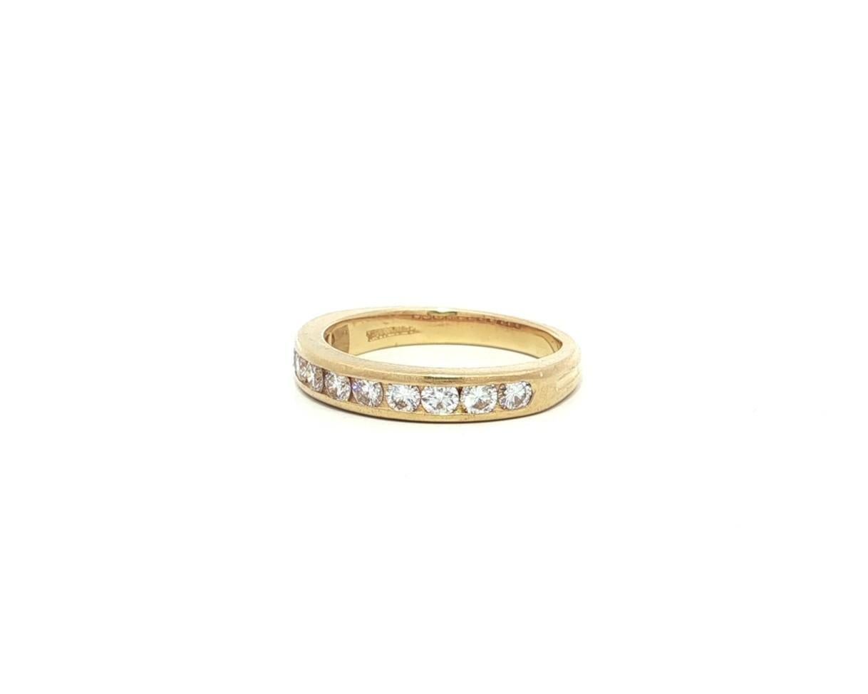 Anello a fascia con diamanti incastonati Tiffany & Co. in oro giallo 18 carati da 0,35 ct. in vendita 4