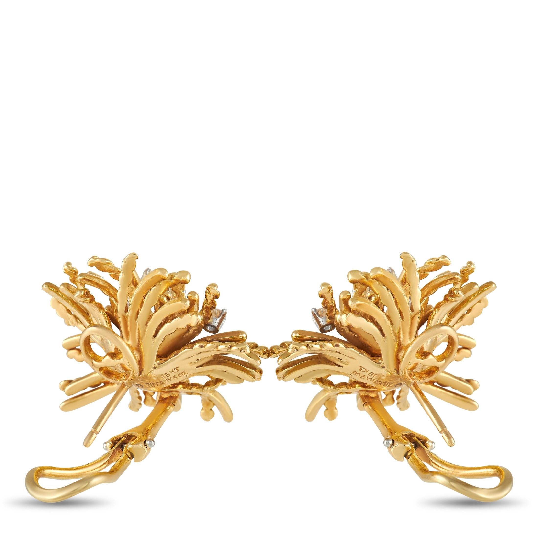Diese Ohrringe von Tiffany & Co verkörpern verspielte Eleganz und verleihen jedem Look eine jugendliche und zugleich luxuriöse Ausstrahlung. Jeder Ohrring hat einen Durchmesser von etwa einem Zoll und ist mit geraden und spiralförmigen Stacheln aus