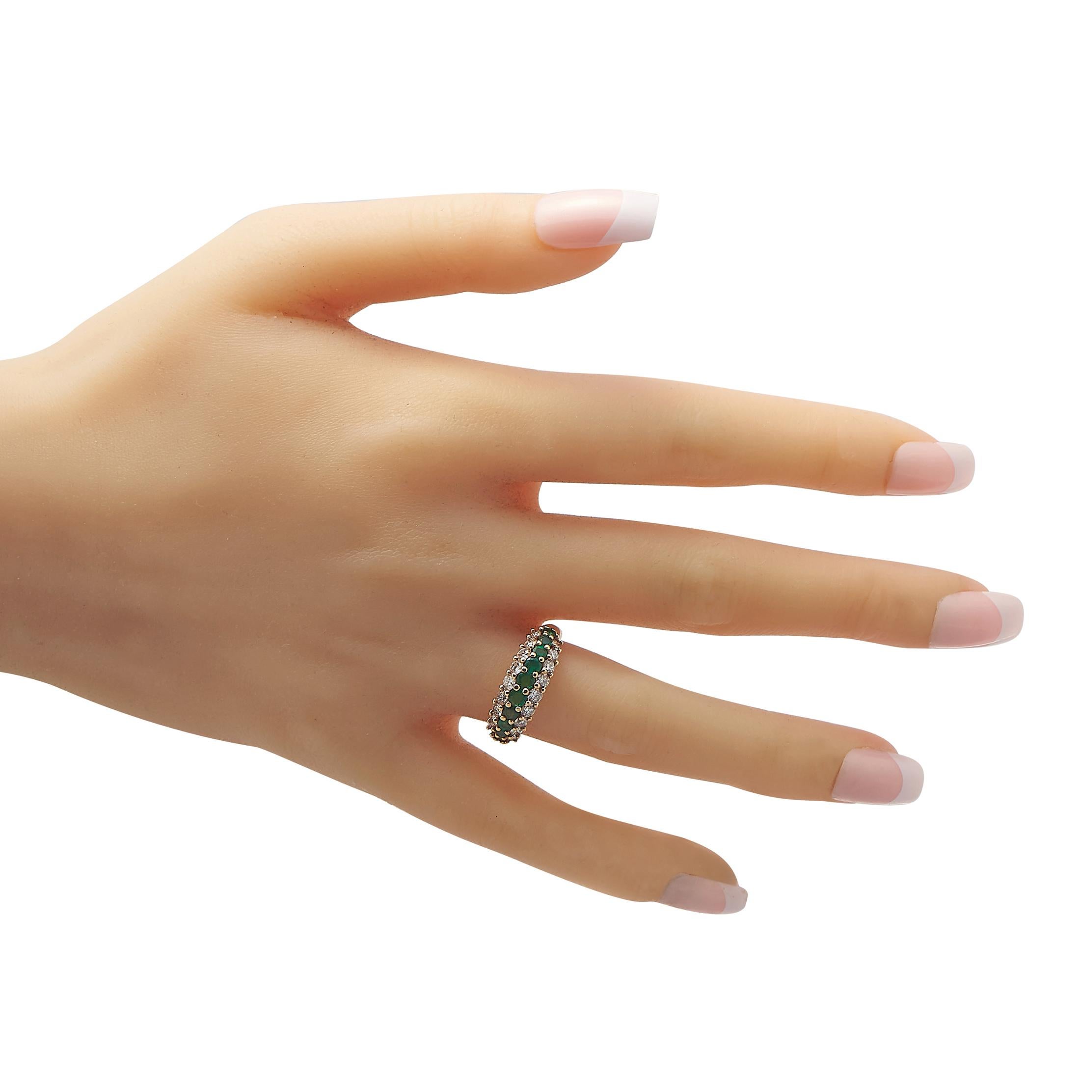 Tiffany & Co. Ring aus 18 Karat Gelbgold mit 1,0 Karat Diamant und Smaragd (Rundschliff) im Angebot