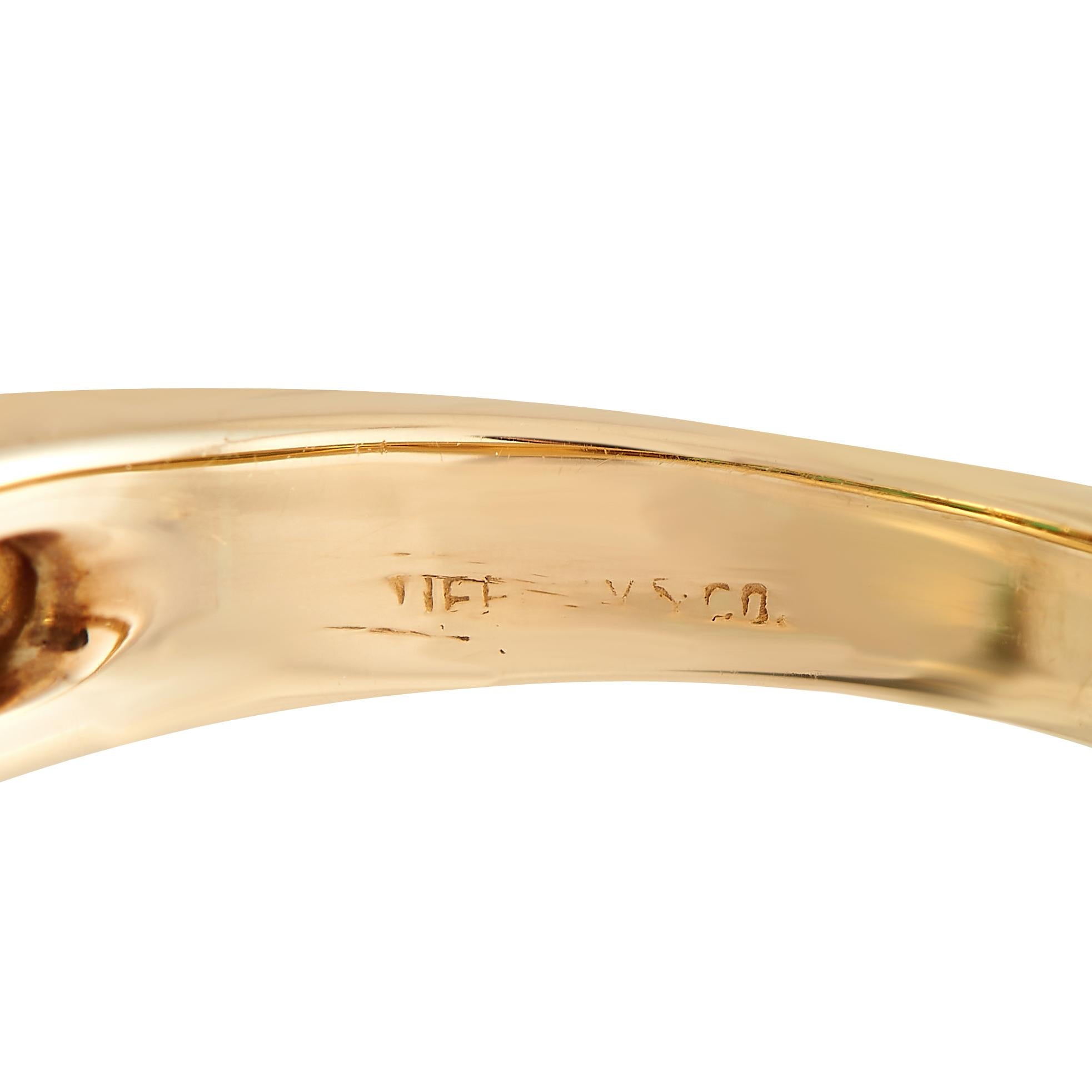 Tiffany & Co. Bague en or jaune 18 carats avec diamants de 1,0 carat et émeraudes Excellent état - En vente à Southampton, PA