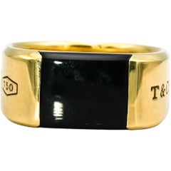 TIFFANY & CO. Bague pour homme en or jaune 18 carats, modèle « 1837 Makers » avec onyx noir, taille 13,5