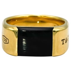 TIFFANY & CO. Bague pour homme en or jaune 18 carats, modèle « 1837 Makers » avec onyx noir, taille 13,5