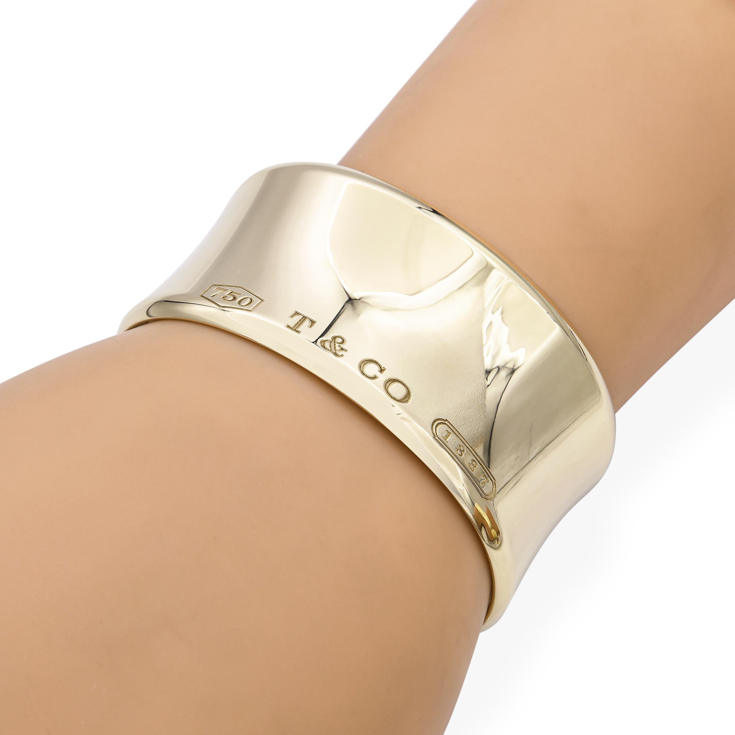 Tiffany & Co 18k Yellow Gold 1837 Wide Cuff Bracelet Moderno en venta