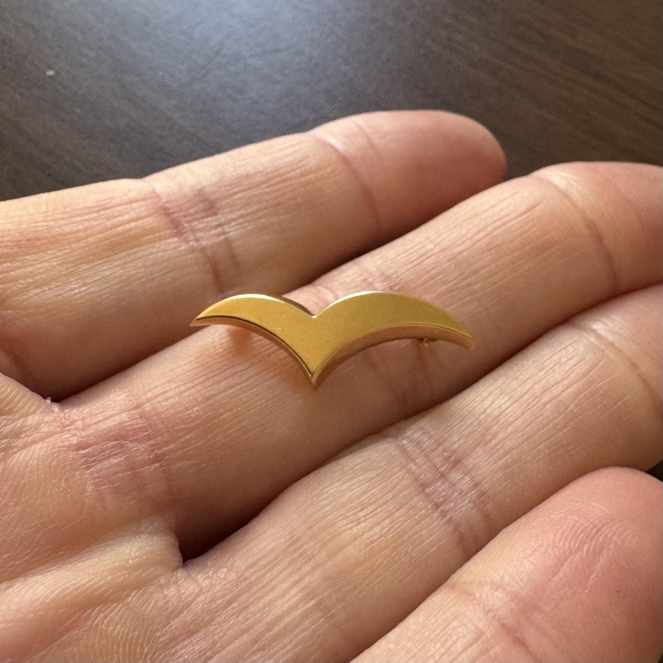 Condition:  Excellent Condition, Professionally Cleaned and Polished
Metal:  18k Gold (Marked, and Professionally Tested)
Weight:  3.1g
Length:  1.1 Inches
Width:  0.35 Inches
Closure:  Pin
Markings:  