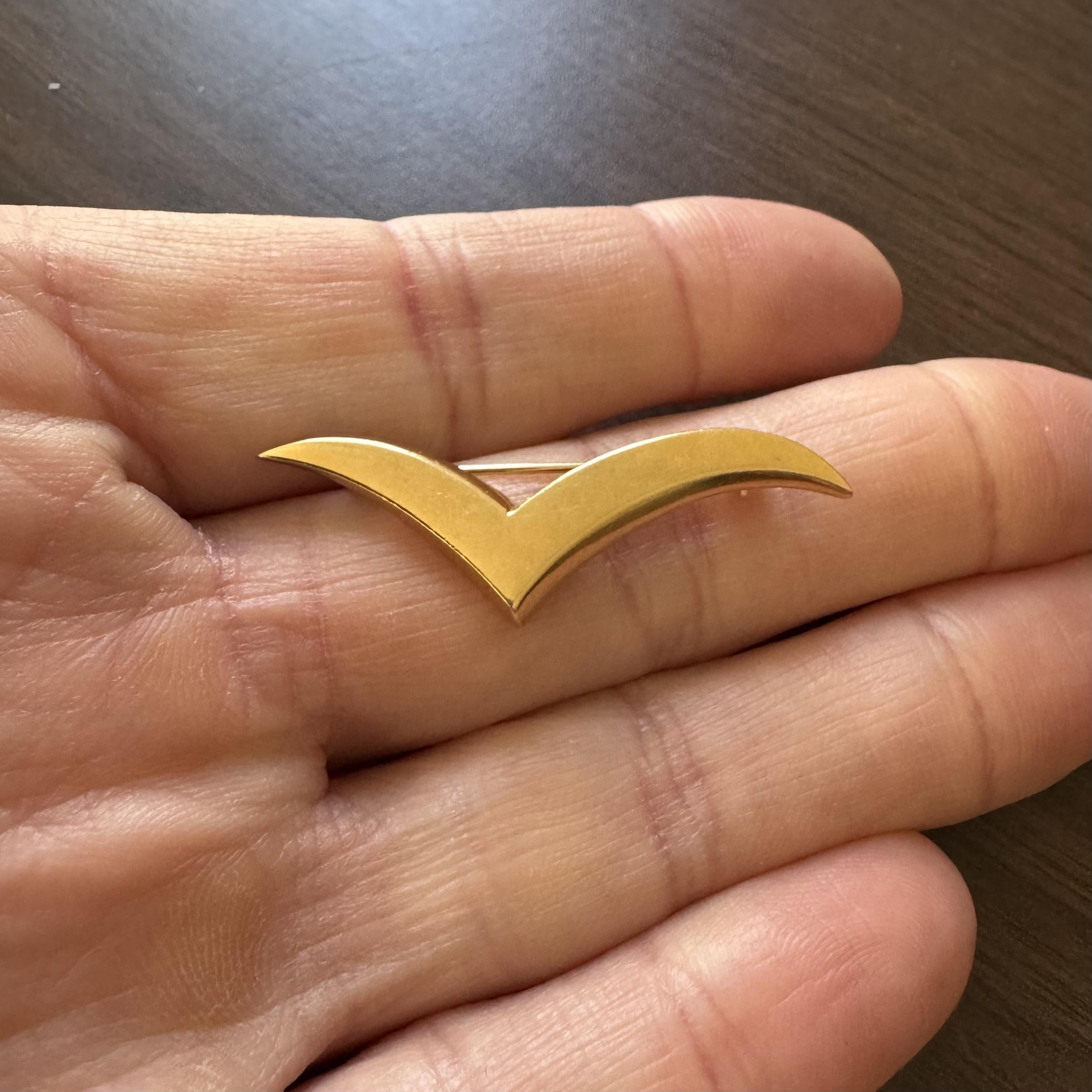 Condition:  Excellent Condition, Professionally Cleaned and Polished
Metal:  18k Gold (Marked, and Professionally Tested)
Weight:  4.4g
Length:  1.75 Inches
Width:  0.50 Inches
Closure: Pin
Markings:  