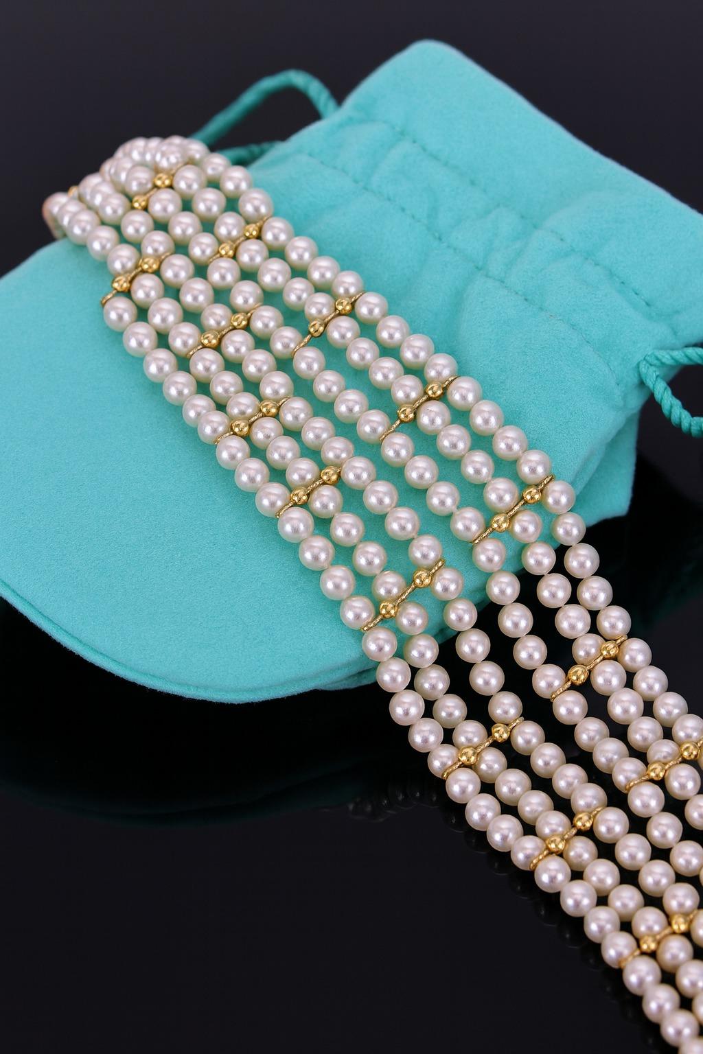 Collar gargantilla de cinco vueltas de perlas Akoya de 5 mm en oro amarillo de 18 quilates Tiffany & Co.

Elegante collar gargantilla de varias vueltas de Tiffany & Co., elaborado en oro amarillo de 18 quilates y con lustrosas perlas Akoya.

Peso
