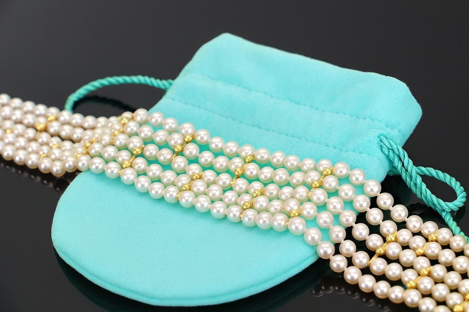 Collar gargantilla de cinco vueltas de perlas Akoya de 5 mm en oro amarillo de 18 quilates Tiffany & Co. en Excelente estado para la venta en Chicago, IL