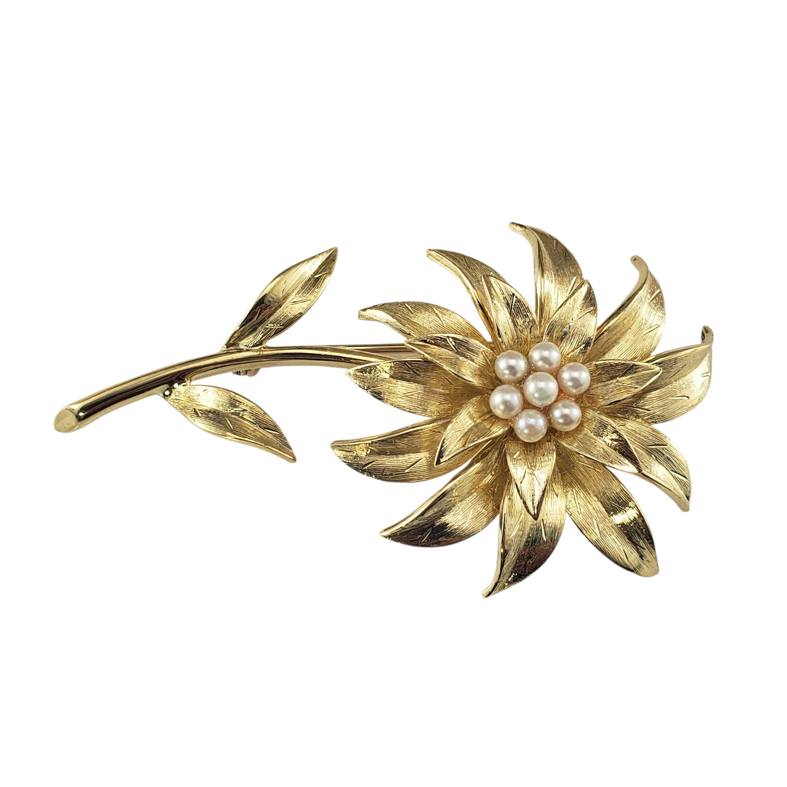 Broche/épingle en or jaune 18K et perles de Tiffany & Co.

Elegante et intemporelle, cette broche florale vintage de Tiffany & Co. est finement travaillée en or jaune massif 18K. Au centre, une grappe de perles blanches lustrées ajoute de la